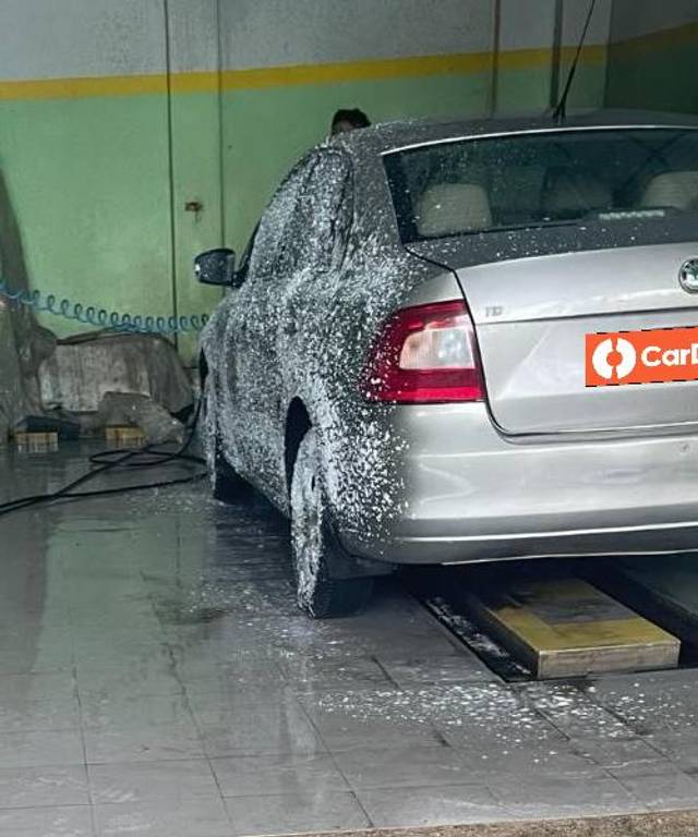 https://images10.gaadi.com/usedcar_image/3455679/original/c620133f-ef31-42e6-82b2-f9e2e1f07b4d_53bb8174-ba69-4199-bf5e-5ee959f60d5b.jpeg?imwidth=6400