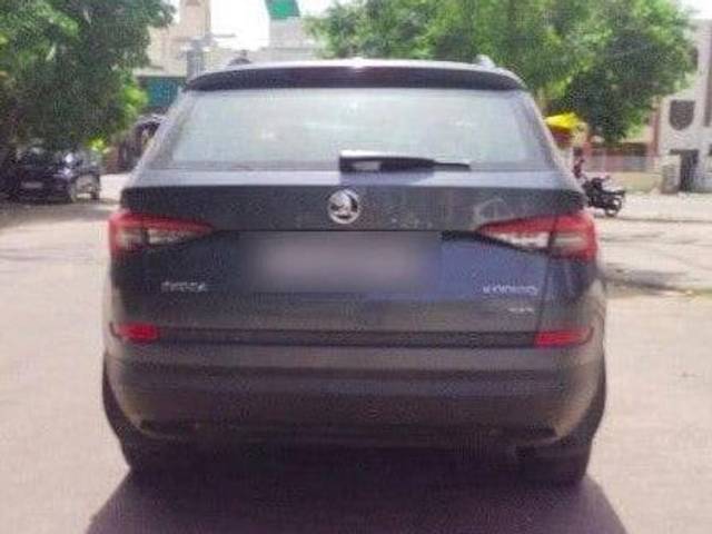 https://images10.gaadi.com/usedcar_image/3455763/original/zz1_crop_img_64840401c80b6_1686373377.jpg?imwidth=6402