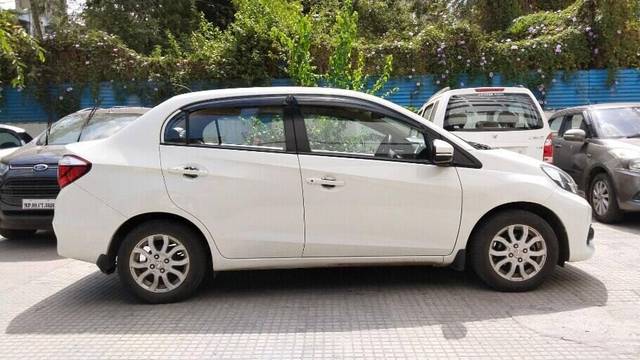 https://images10.gaadi.com/usedcar_image/3455765/original/5a8316b2-56c9-4680-9f8d-4b9eddaa37e7-VCC_IMG_1684299196751_1736735_97_1684299283_62693b66-ecc9-47c8-b3d3-a2a18c1cf7bc.jpg?imwidth=6401