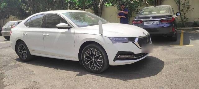 https://images10.gaadi.com/usedcar_image/3456149/original/15ca6263-d3fc-49db-a26d-b326428cdb59-VCC_1736732_116_1684313105_01e86f6e-9fbe-44cc-9719-005f07fc8a1e_fc1f10f5-de35-4e8b-8393-3909e197765e.jpg?imwidth=6400