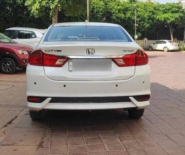 https://images10.gaadi.com/usedcar_image/3457252/original/d057b314-ad0b-4b39-99ca-c0b73d84f1cc-VCC_1737707_96_1684469672_6a17d601-cf92-4bee-b33b-e30164fdb872.jpg?imwidth=6402