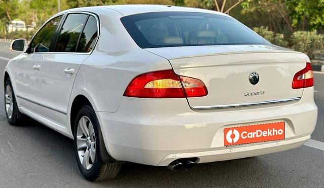 https://images10.gaadi.com/usedcar_image/3459368/original/used_car_2781068_1685208242_9131393f-489f-4436-8f3d-5ee7d2eed162.jpg?imwidth=6402