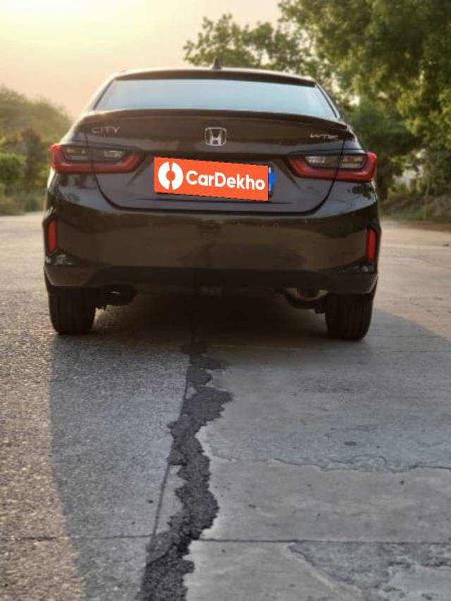 https://images10.gaadi.com/usedcar_image/3459406/original/cd6f8c91-7ce1-4d9d-94bc-4e91419b0c55_9451395c-381e-4a25-9248-6051a5942a8c.jpeg?imwidth=6402