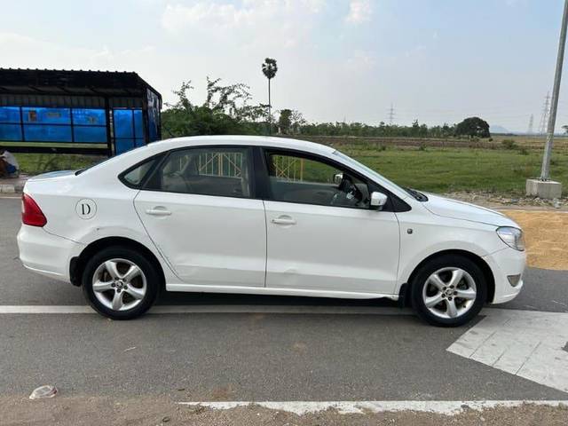 https://images10.gaadi.com/usedcar_image/3459960/original/516ba0fd-50f1-4b94-827c-db76bb79c050_c02a3110-addb-4713-94d5-19d5eecf307f.jpeg?imwidth=6400