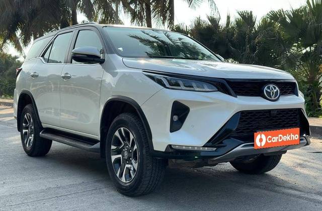 Toyota Fortuner Legender 4x2 AT Toyota Fortuner Legender 4x2 AT