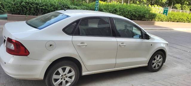 https://images10.gaadi.com/usedcar_image/3461021/original/d34c75ca-584b-4099-923b-b4e884d49c02_ea0b5baf-a8ef-480d-aaa8-3bf439beeb01.jpg?imwidth=6400