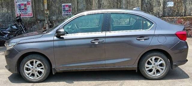 https://images10.gaadi.com/usedcar_image/3461520/original/zz1_crop_img_647af2cd132af_1685779149.jpg?imwidth=6402