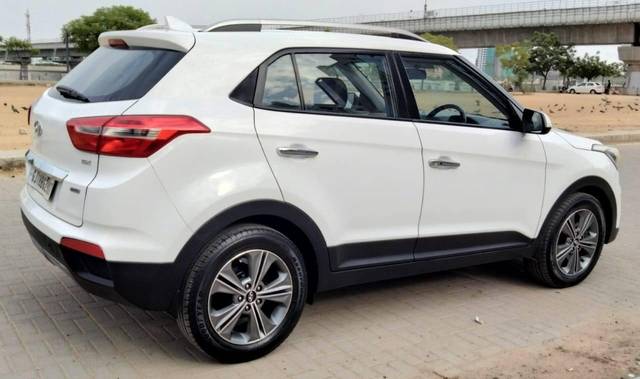 https://images10.gaadi.com/usedcar_image/3461977/original/usedcar_15_11461685444943_1685444998_a4c23371-b3a0-4ce5-bda0-0bd19e0066f9.jpg?imwidth=6402