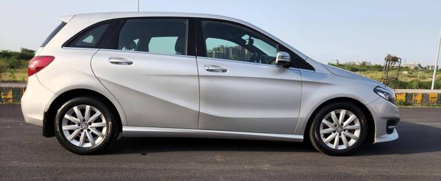 https://images10.gaadi.com/usedcar_image/3462876/original/zz1_crop_img_64785327096b4_1685607207_e7e2a57f-e52c-4dfa-a9f3-8521d6eaea2c_d1a93e6d-44b2-4dad-9210-5651ccbe1f7a.jpg?imwidth=6400