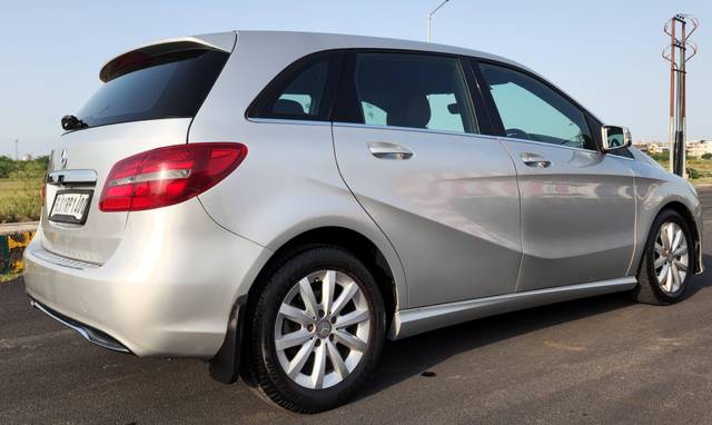 https://images10.gaadi.com/usedcar_image/3462876/original/zz1_crop_img_647853384ab72_1685607224_e7e2a57f-e52c-4dfa-a9f3-8521d6eaea2c_d1a93e6d-44b2-4dad-9210-5651ccbe1f7a.jpg?imwidth=6401