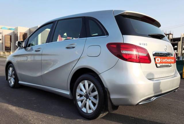 https://images10.gaadi.com/usedcar_image/3462876/original/zz1_crop_img_647853664993f_1685607270_e7e2a57f-e52c-4dfa-a9f3-8521d6eaea2c_d1a93e6d-44b2-4dad-9210-5651ccbe1f7a.jpg?imwidth=6402