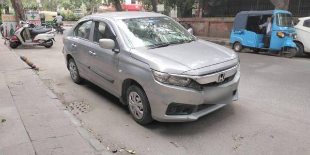 https://images10.gaadi.com/usedcar_image/3462960/original/10b14409-bc3d-4d36-93dd-3d5b11ebd1a8-VCC_1739919_116_1684928510_b6848be9-d33a-4ceb-9fb2-0f4a63479417.jpg?imwidth=6400