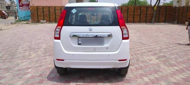 https://images10.gaadi.com/usedcar_image/3463257/original/4eae2a56-5291-43b5-bfa5-017b07d72684-VCC_1740191_96_1684995741_28a0e31b-cef5-4905-84f0-5722705a181f.jpg?imwidth=6402