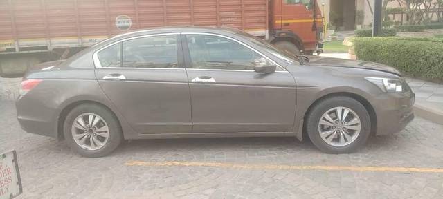 https://images10.gaadi.com/usedcar_image/3464010/original/fb1dc746-2d8d-485a-95d2-76c106ec96b2-VCC_IMG_1685016916510_1740429_97_1685017307_4fc788b4-9b56-4ad3-a279-082c1f42cf2d_eaed3b46-a258-4374-ba9a-549ef0d71496.jpg?imwidth=6401