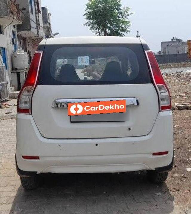 https://images10.gaadi.com/usedcar_image/3464029/original/1d998468-ef64-4072-acf0-3f92488985d6-VCC_1741066_96_1685262000_0c535732-64c2-4e92-b126-de07381f9d46.jpg?imwidth=6401