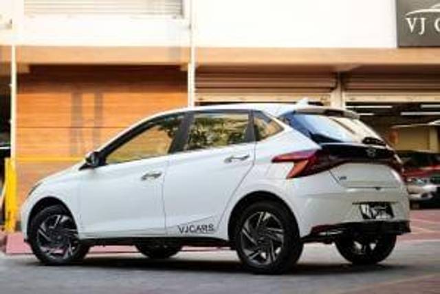 https://images10.gaadi.com/usedcar_image/3464149/original/usedcar_dsc06349_01_62791685687718_1685687751_4a17c428-083e-4e97-8642-de60ee811215.jpeg?imwidth=6402