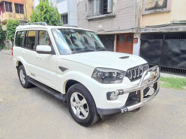 https://images10.gaadi.com/usedcar_image/3465556/original/used_car_2785994_1685796115_33cbbf0e-bce9-4229-8a4a-32d89df1d35e.jpg?imwidth=6400
