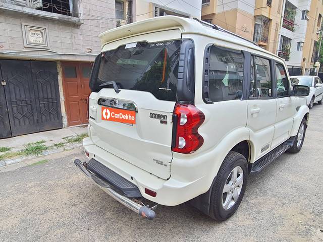 https://images10.gaadi.com/usedcar_image/3465556/original/used_car_2785994_1685796124_33cbbf0e-bce9-4229-8a4a-32d89df1d35e.jpg?imwidth=6402