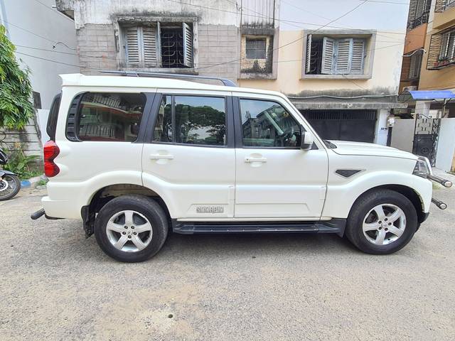 https://images10.gaadi.com/usedcar_image/3465556/original/used_car_2785994_1685796126_33cbbf0e-bce9-4229-8a4a-32d89df1d35e.jpg?imwidth=6401