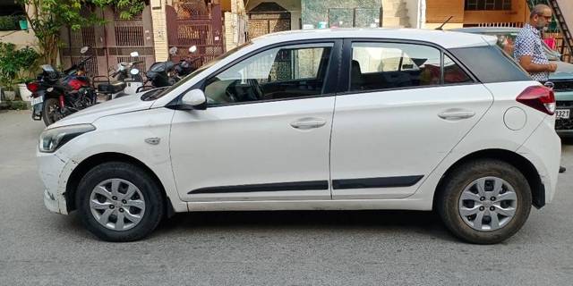 https://images10.gaadi.com/usedcar_image/3466294/original/9141134e-8c08-4854-862c-19f2954b0ca2-VCC_IMG_1685273546753_1741172_95_1685273910_2242861b-2397-4c71-81e5-72c35e56828d.jpg?imwidth=6402