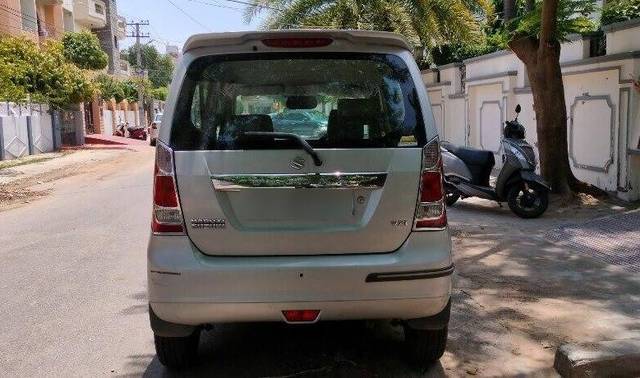 https://images10.gaadi.com/usedcar_image/3467044/original/eaf72160-7544-4a57-b50f-5e7f9cbaaea5-VCC_1741274_96_1685349262_d369b2ac-b25d-44c6-a881-c65f488c54f4.jpg?imwidth=6402