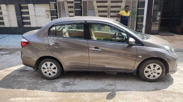 https://images10.gaadi.com/usedcar_image/3469180/original/fb43a538-36ad-4168-b5af-8c050ad3c1f3-VCC_IMG_1685506964447_1741829_97_1685507413_c7bb5e76-682e-4174-8a8b-b395f23d0c27.jpg?imwidth=6401