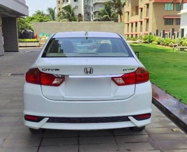 https://images10.gaadi.com/usedcar_image/3469340/original/6f9c8bb4-4379-43f8-90b7-ebb81384e0de-VCC_1741860_96_1685517500_07653890-9cfa-4cc1-8474-39eb376a13b9.jpg?imwidth=6402