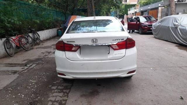 https://images10.gaadi.com/usedcar_image/3469891/original/077e633e-0592-4ae0-8457-dd89cbe29347-VCC_1742022_96_1685596332_eb93f463-5e98-432c-9b7a-b1f62dac05de_9cc85115-d921-43f9-8313-3f163df52813.jpg?imwidth=6402