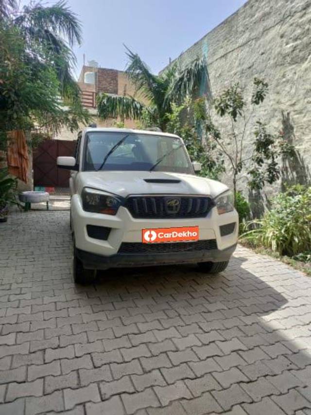https://images10.gaadi.com/usedcar_image/3472110/original/848cf8e4-90b0-4c55-a4b5-e2438e0478c2_912e0a6b-491f-40f6-a9a0-60d36cff4830.jpeg?imwidth=6400