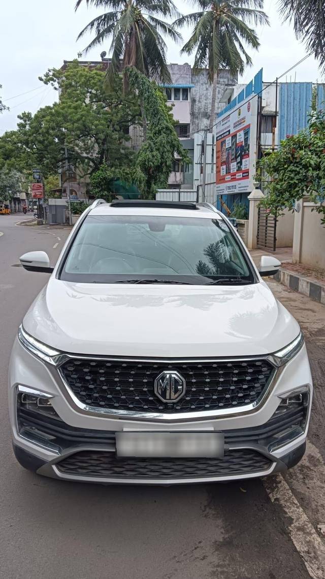 https://images10.gaadi.com/usedcar_image/3473163/original/processed_img2792232__used_car_2792232_1698834338.jpg?imwidth=6400