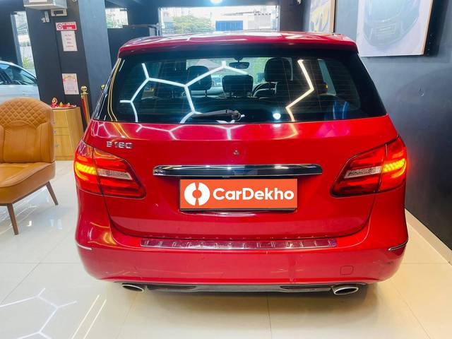 https://images10.gaadi.com/usedcar_image/3478239/original/df6ed1e3-0c2c-4d61-a2c4-abbfe79b7ea9-used_car_2796370_1686987928_777d7b63-b4cd-4149-a0c2-c357efa6e768.jpg?imwidth=6401