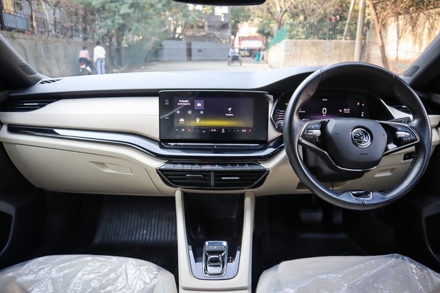 Second-hand 2022 Skoda Octavia Style for sale in New Delhi-17