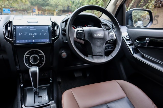 Second-hand 2024 Isuzu V-Cross 4x4 Z Prestige AT for sale in New Delhi-17