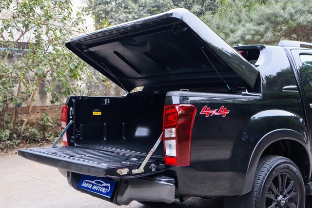 Second-hand 2024 Isuzu V-Cross 4x4 Z Prestige AT for sale in New Delhi-10