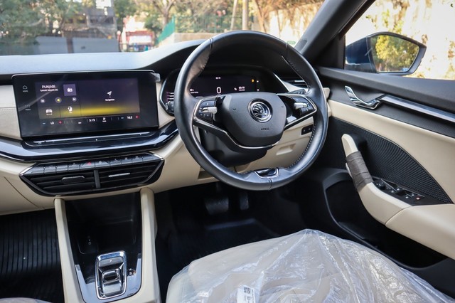 Second-hand 2022 Skoda Octavia Style for sale in New Delhi-18