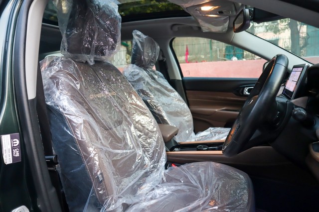 Second-hand 2024 Jeep Meridian Overland 4x2 AT for sale in New Delhi-17