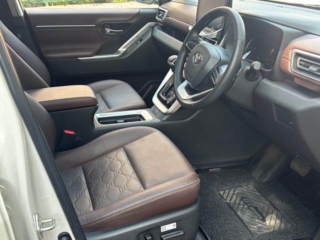 Second-hand 2023 Toyota Innova Hycross ZX Hybrid for sale in New Delhi-18