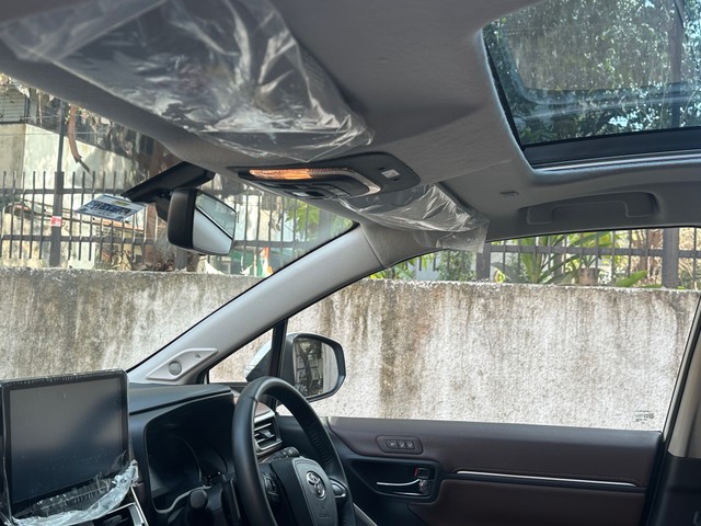 Second-hand 2023 Toyota Innova Hycross ZX Hybrid for sale in New Delhi-14