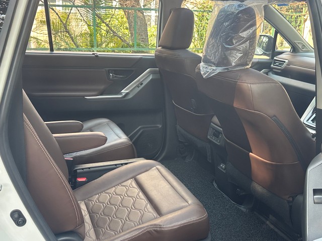 Second-hand 2023 Toyota Innova Hycross ZX Hybrid for sale in New Delhi-12