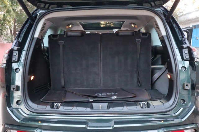 Second-hand 2024 Jeep Meridian Overland 4x2 AT for sale in New Delhi-15