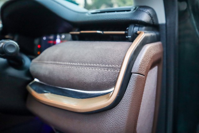 Second-hand 2024 Jeep Meridian Overland 4x2 AT for sale in New Delhi-20