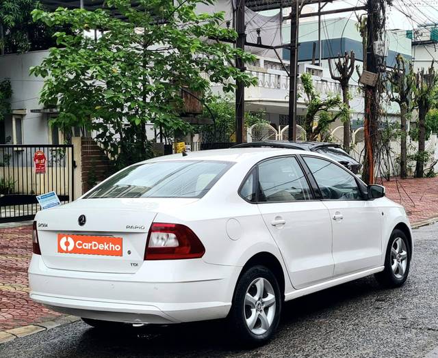 https://images10.gaadi.com/usedcar_image/3485183/original/22386676-509b-4ea3-a670-e50fe333308d-used_car_2801855_1687672254_6463ded7-67a5-4867-8f20-9e5d438dc985.jpg?imwidth=6402
