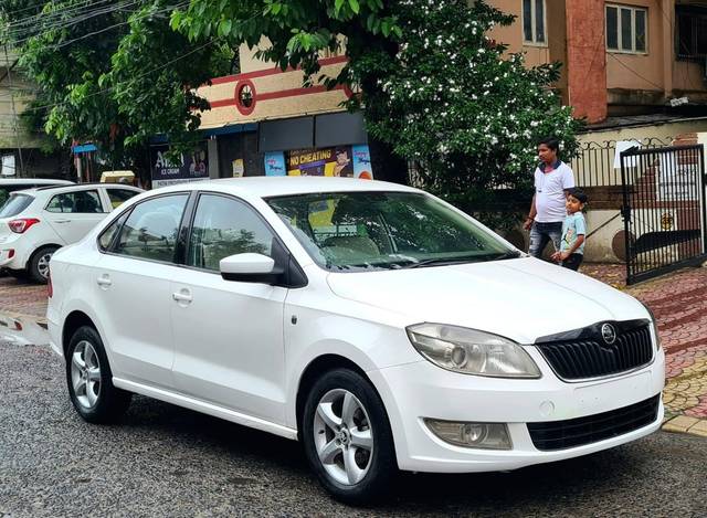 https://images10.gaadi.com/usedcar_image/3485183/original/c5fb42c9-0e7a-489a-847d-b51f28c9c895-used_car_2801855_1687672243_6463ded7-67a5-4867-8f20-9e5d438dc985.jpg?imwidth=6400