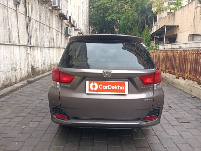 https://images10.gaadi.com/usedcar_image/3485536/original/e30059ca-173a-4525-9fbf-2f4e27bd2ae7-used_car_2802110_1687698917_248b9413-5f19-40b5-bcd4-337561b93372.jpg?imwidth=6402