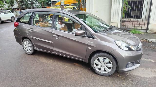 https://images10.gaadi.com/usedcar_image/3487953/original/7f7f288a-b02c-4b56-82db-d902d4d43e36-used_car_2804066_1687931921_081ae69b-3786-4f0c-91cf-a00467c6da56.jpg?imwidth=6400