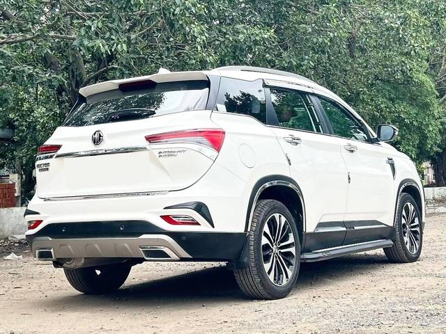 https://images10.gaadi.com/usedcar_image/3492137/original/e39ac37b-5029-4b8b-afa0-5a99c0732675-used_car_2807244_1688317399_fc461d23-9518-4b51-8f87-bc8fa4e3fd5d.jpg?imwidth=6402
