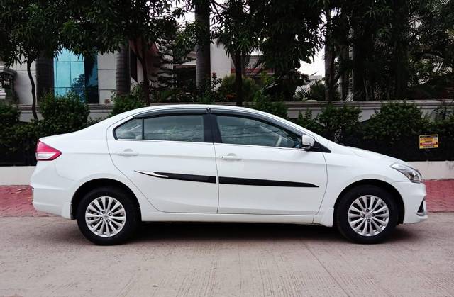 https://images10.gaadi.com/usedcar_image/3492427/original/7d216788-b781-44aa-90bf-a8cb15355fe5-used_car_2807428_1688371605_152cc520-4b33-4a12-9e42-c302cff48c70.jpg?imwidth=6401