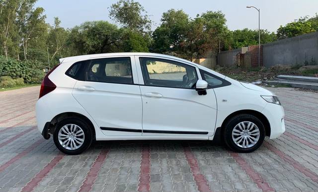 https://images10.gaadi.com/usedcar_image/3493376/original/8f62ef31-40ef-4491-a3ba-d6245771029c-used_car_2808295_1688389208.jpg?imwidth=6401