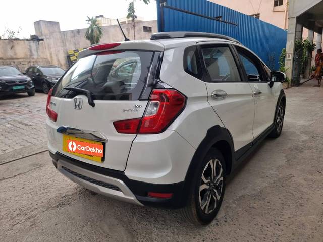 https://images10.gaadi.com/usedcar_image/3495411/original/0ee954fe-4fea-4a4d-92e2-802b39516614-used_car_2809728_1688618853_eaf8523f-583a-43a8-bd5e-20dd6998550c.jpg?imwidth=6402