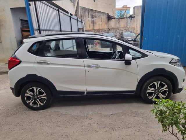https://images10.gaadi.com/usedcar_image/3495411/original/6ef915b1-bf1a-46ef-9b23-1320ca9325de-used_car_2809728_1688618845.jpg?imwidth=6401